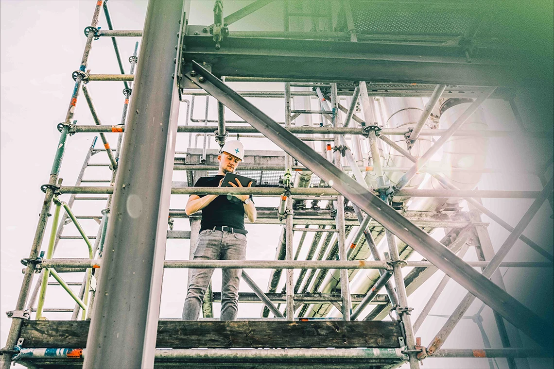 man aan het werk op steiger