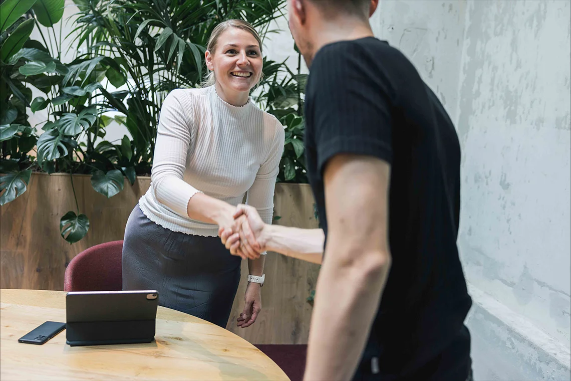 man en vrouw die elkaar een hand geven