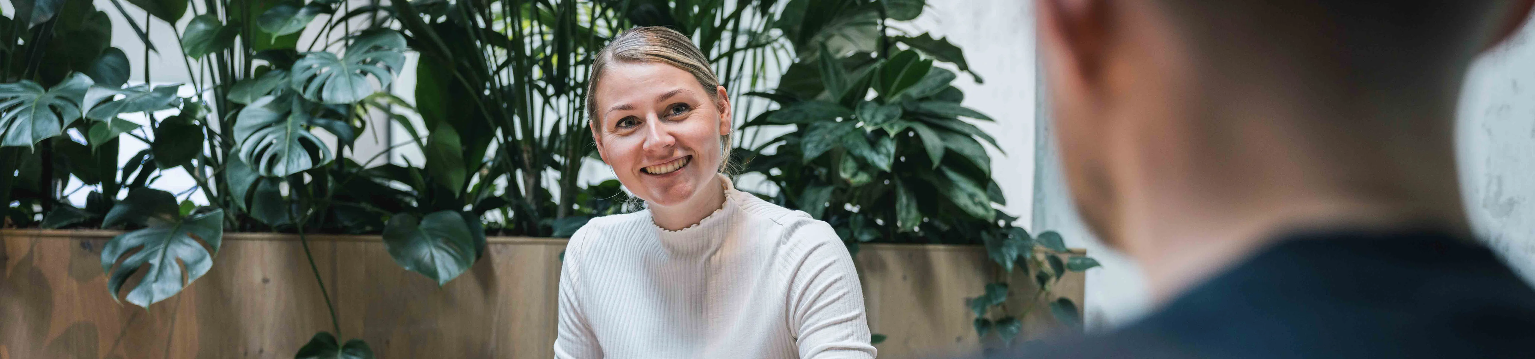 vrouw in gesprek aan tafel