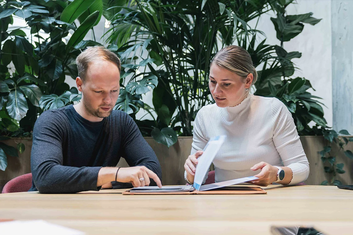 man en vrouw in gesprek aan tafel